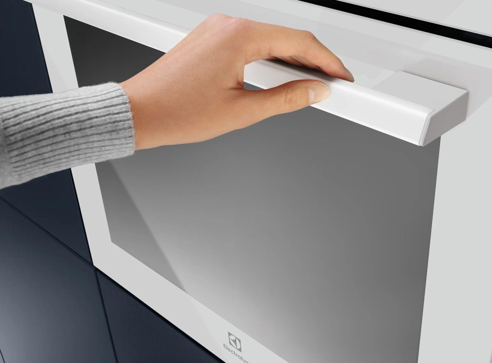 Духовой шкаф Electrolux EOE 7F31V SenseCook 700 белый фото