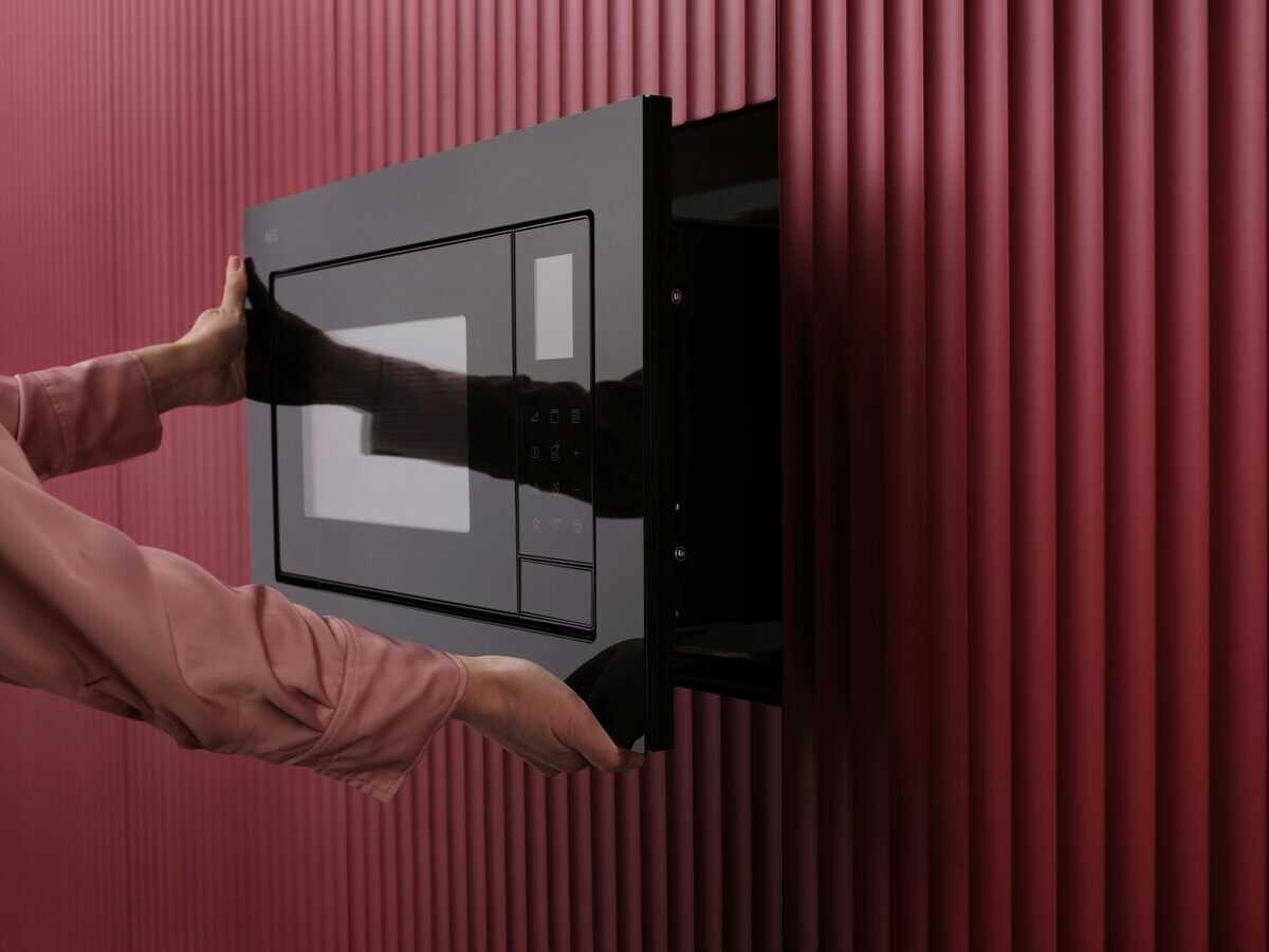 Микроволновая печь AEG NMB6S171SB фото